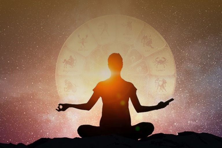Merkezinde devasa, parlayan bir güneşin önünde bağdaş kurarak meditasyon yapan bir kadın figürünün olduğu, etrafında astrolojideki 12 evi temsil eden sembollerin ve bölümlerin dairesel şekilde sıralandığı spiritüel illüstrasyon